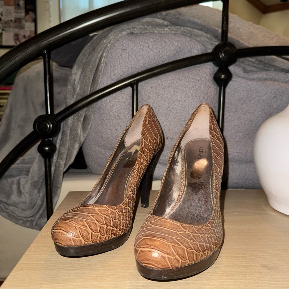Alfani Brown and Cream Textured Heels with Classic Elegance